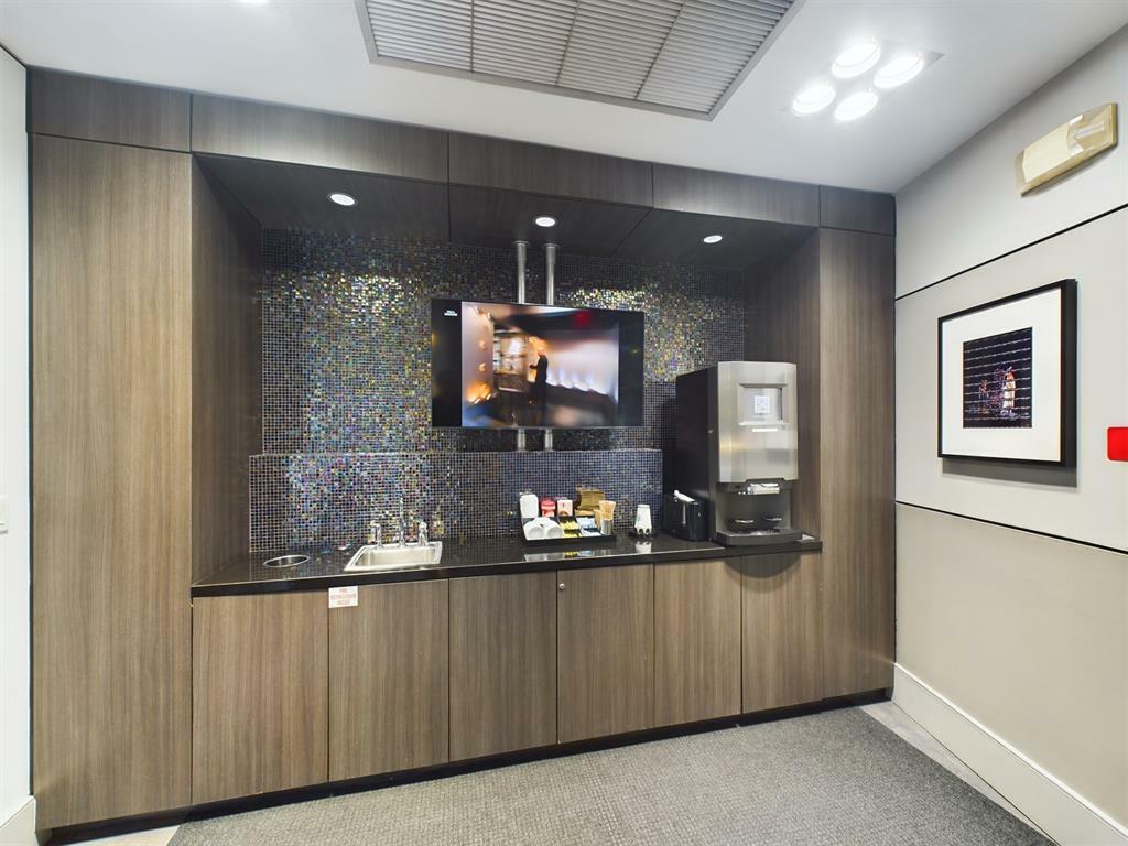 Property Photo:  1901 Post Oak Boulevard 2215  TX 77056 