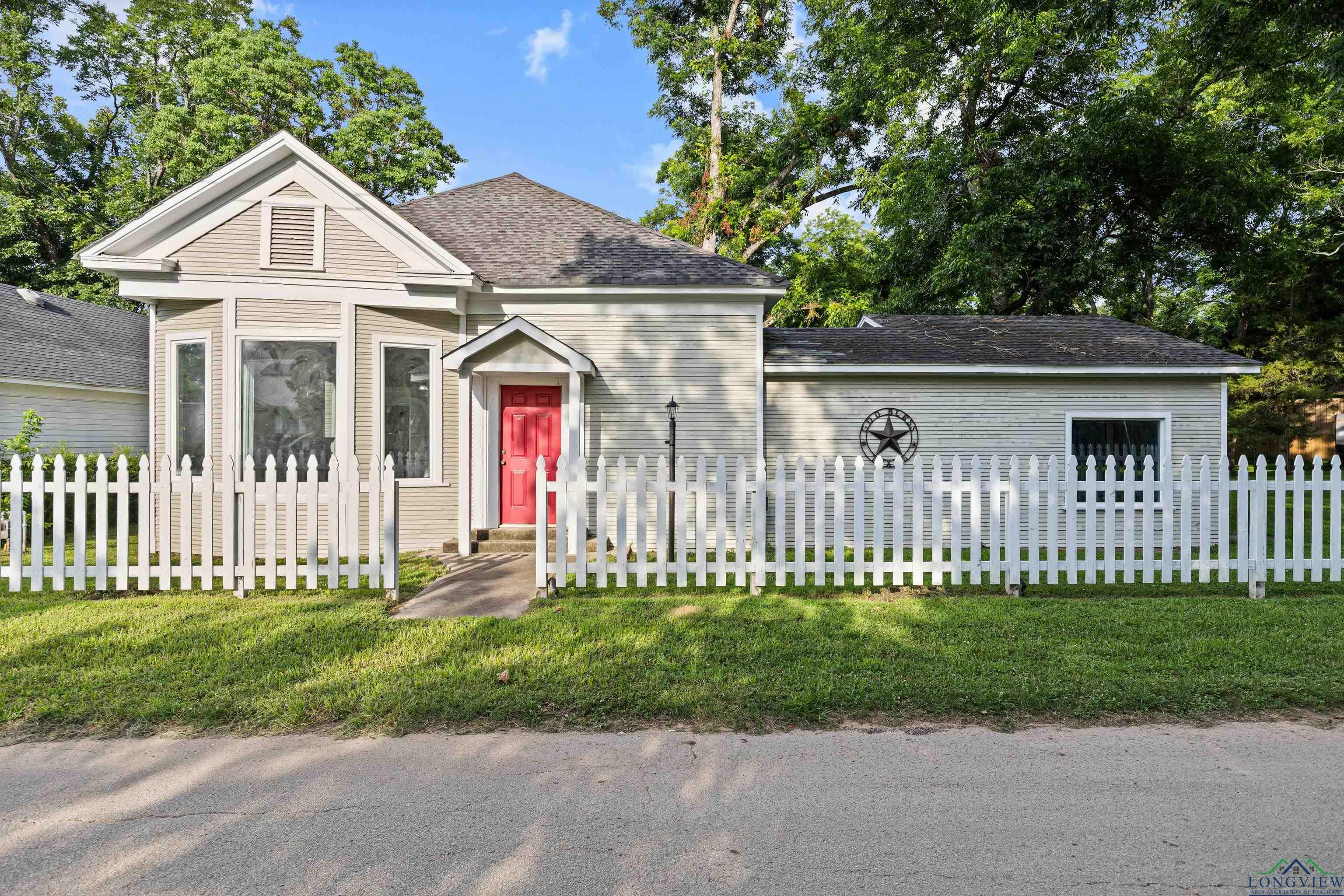 Property Photo: 306 S Line Street TX 75657