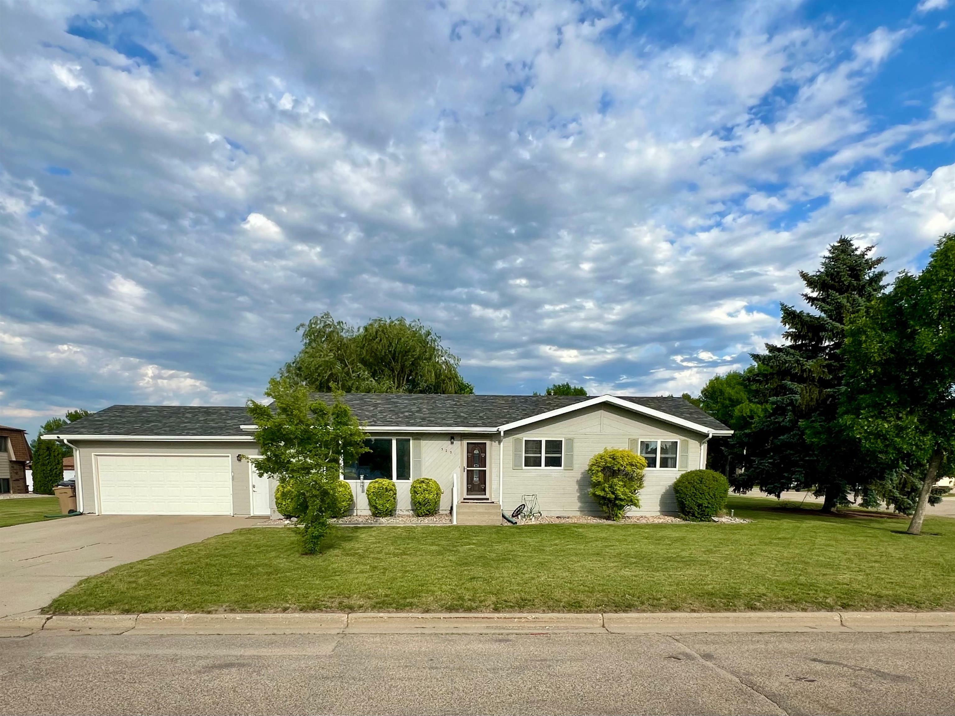 3221 13th St SW  Minot ND 58701 photo