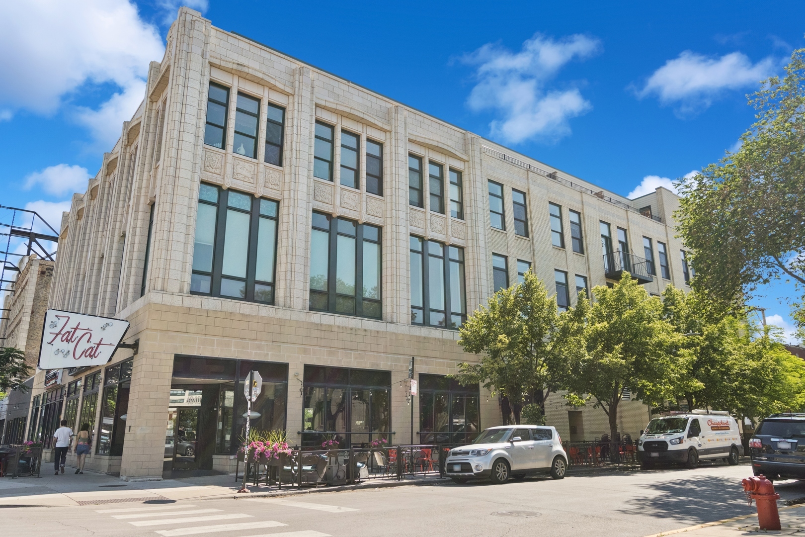 Property Photo: 1215 W Gunnison Street 202 IL 60640