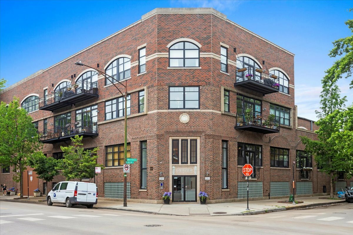 Property Photo: 1201 W Wrightwood Avenue 13 IL 60614