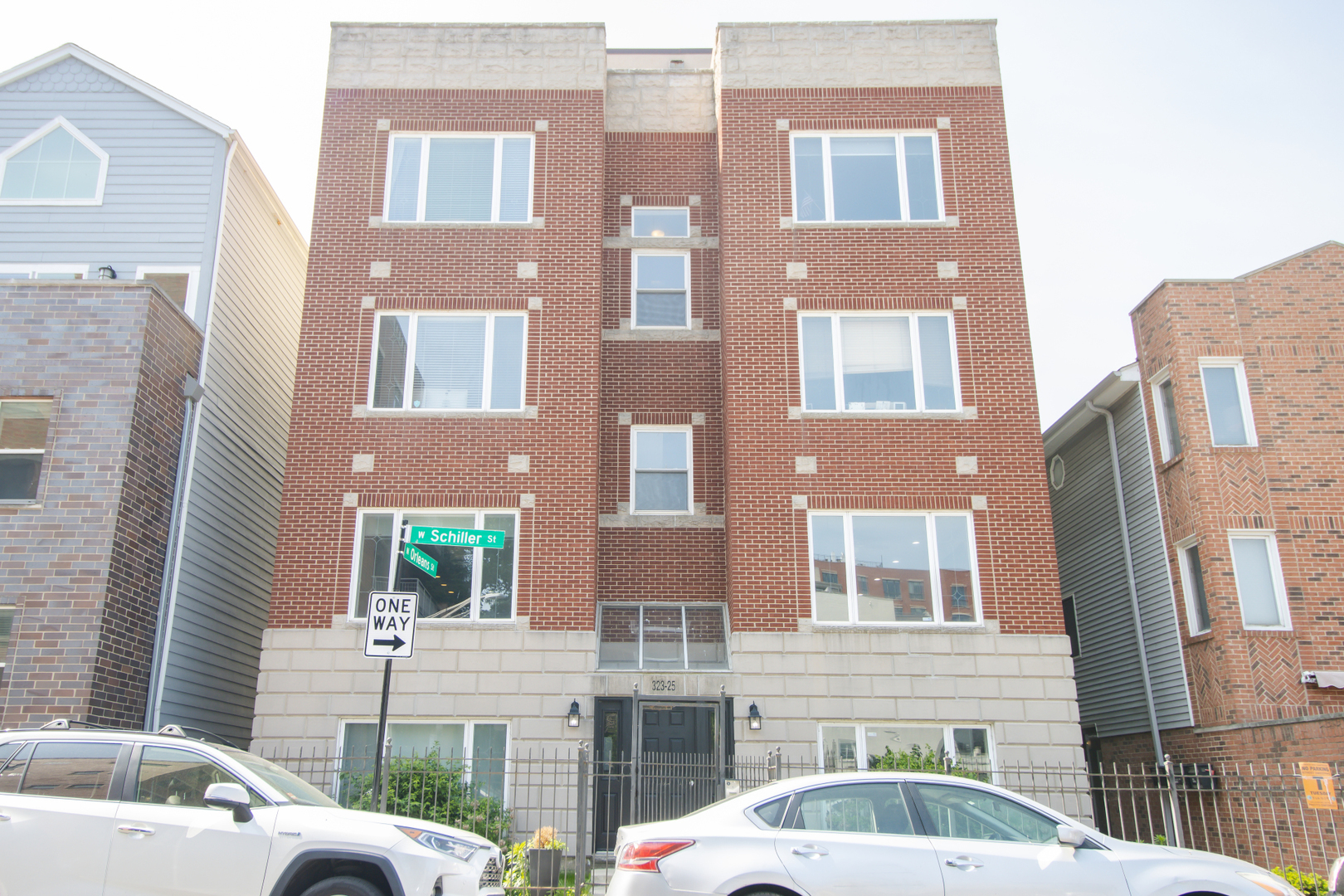 Property Photo: 323 W Schiller Street 1W IL 60610