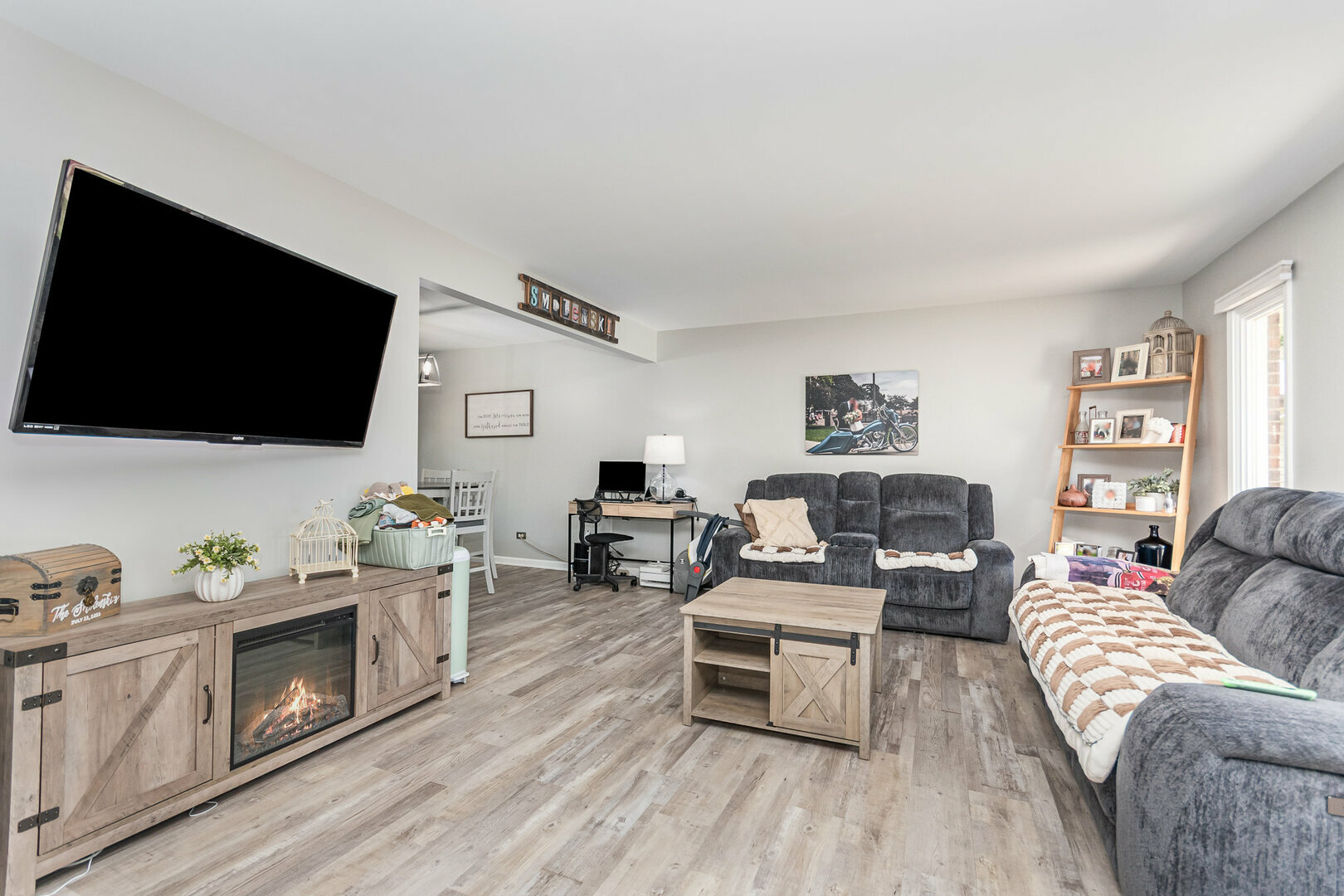 Property Photo: 605 Parkshore Drive IL 60404