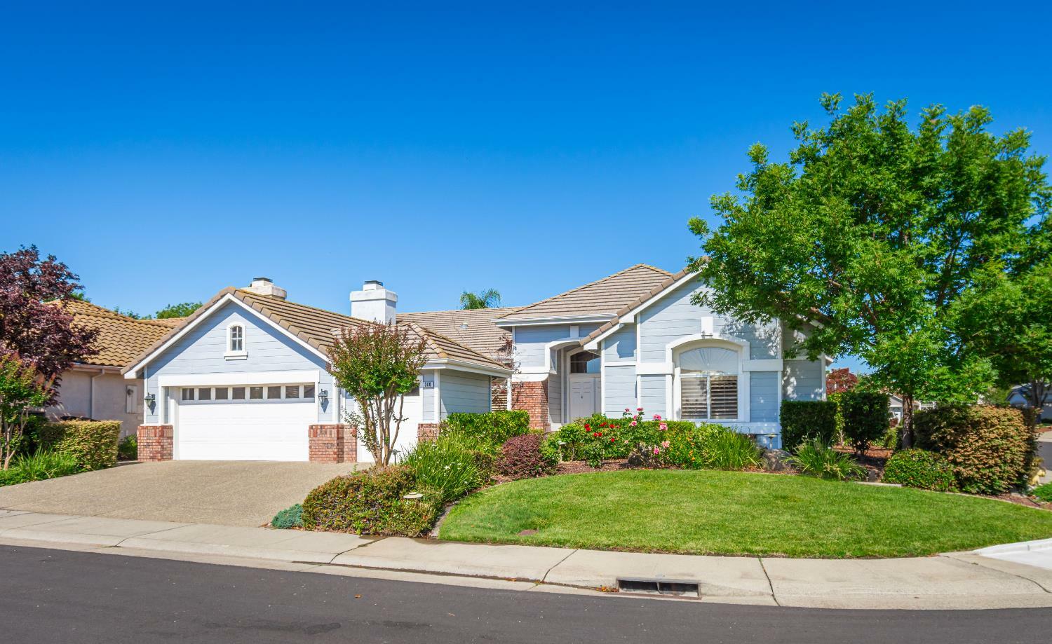 Property Photo: 300 Roundhill Court CA 95747