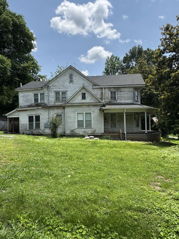 Property Photo: 403 Vine St S TN 37183