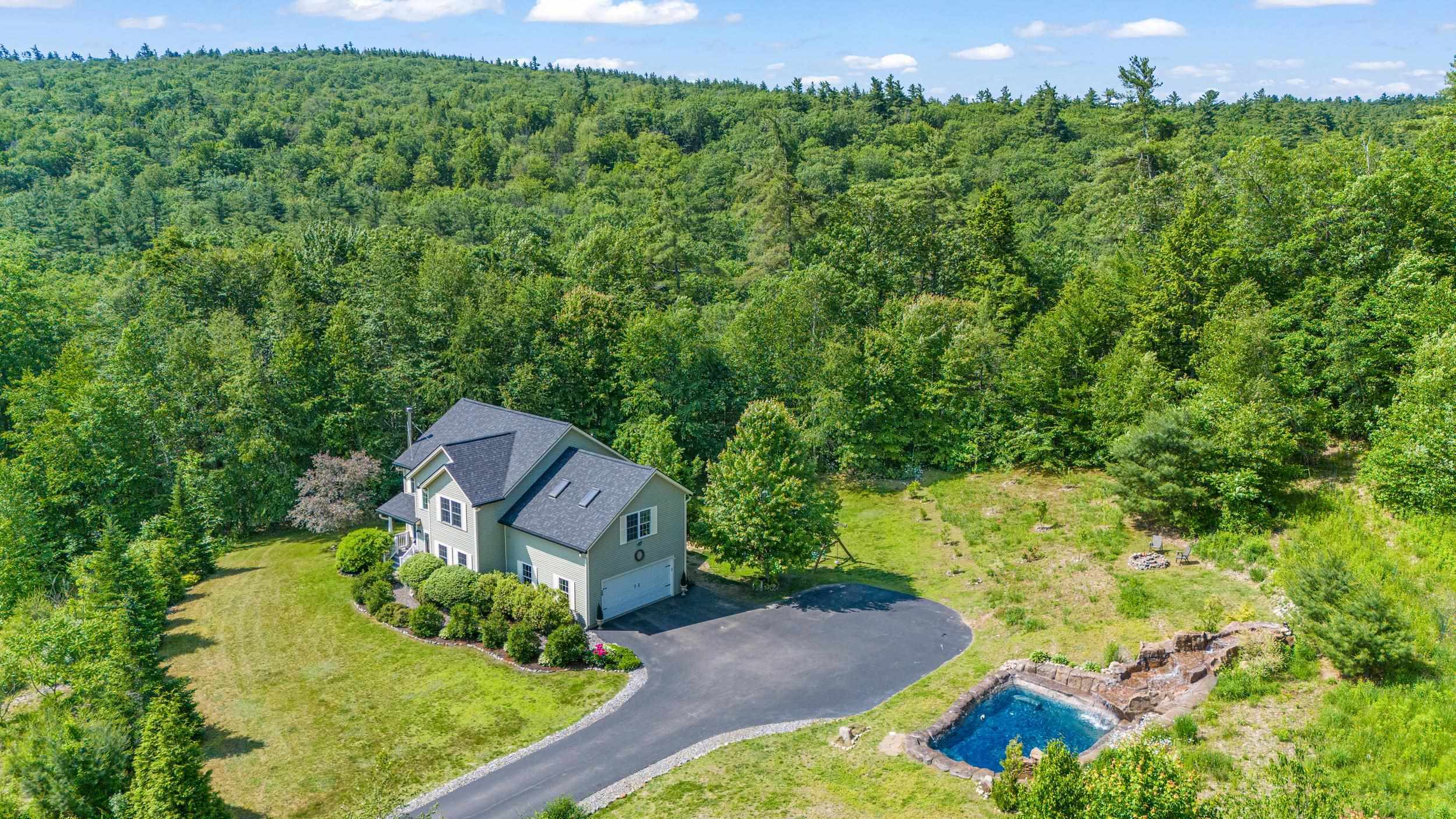 Property Photo: 26 Hobbs Court NH 03086