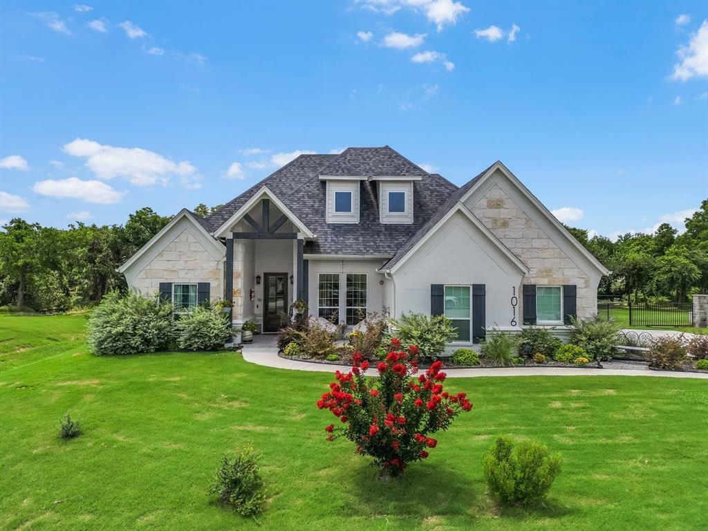 Property Photo: 1016 Hennesay Park TX 76082