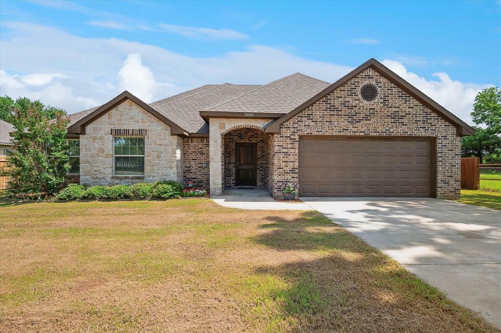 Property Photo: 1008 N Main Street TX 76271