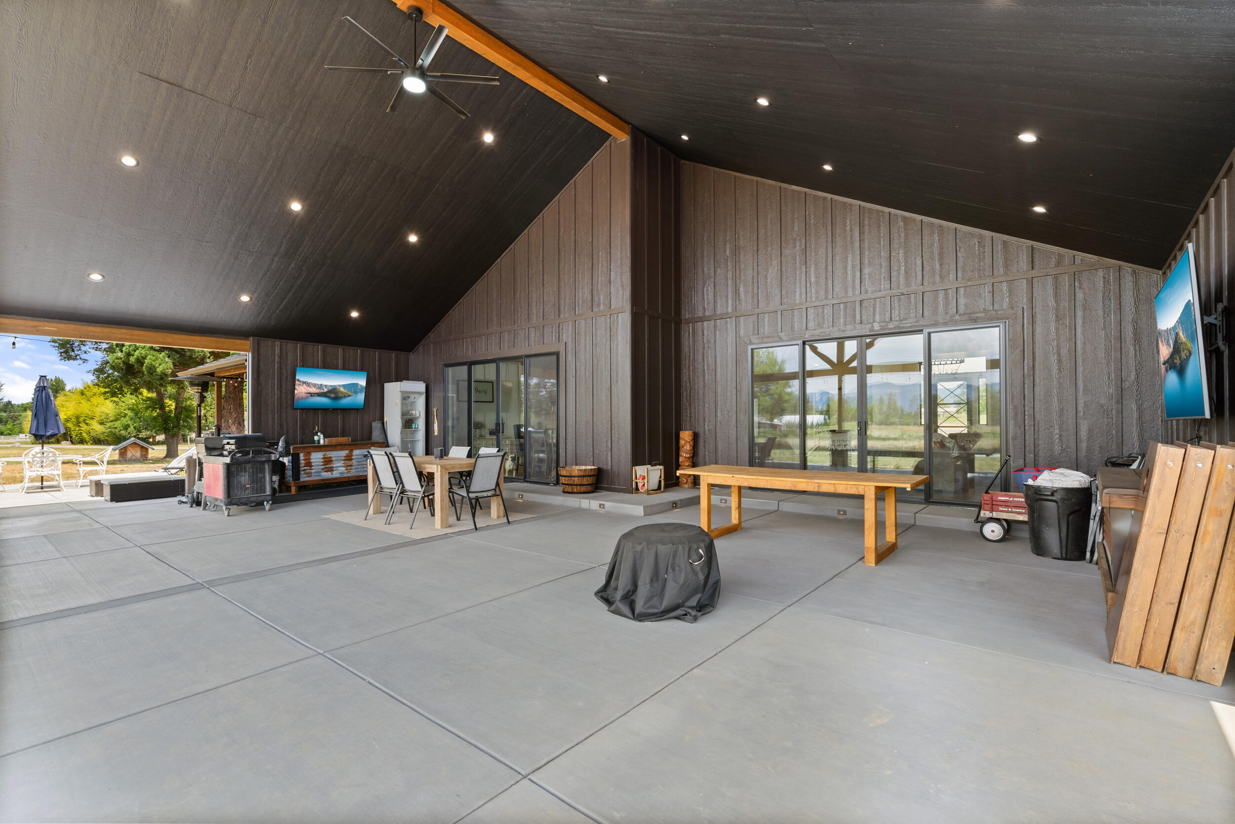 Property Photo: 3487 SW Leonard Road OR 97527