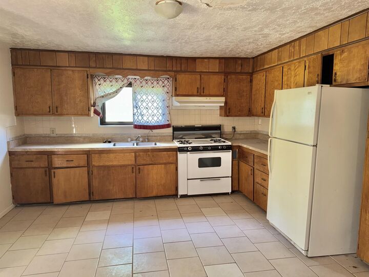 Property Photo:  1008 3rd St  NM 88352 