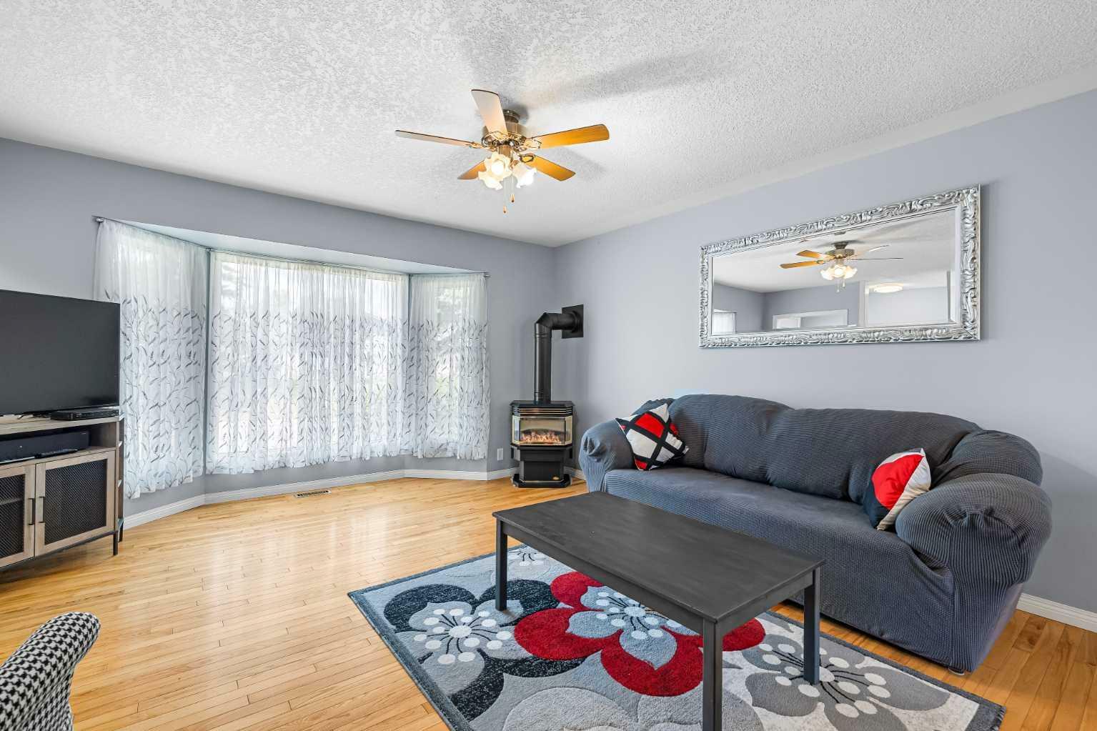 Property Photo:  461 78 Avenue NE  AB T2K 5A1 