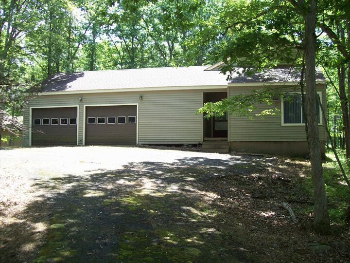 Property Photo:  2112 Yorkshire Ct  PA 18324 