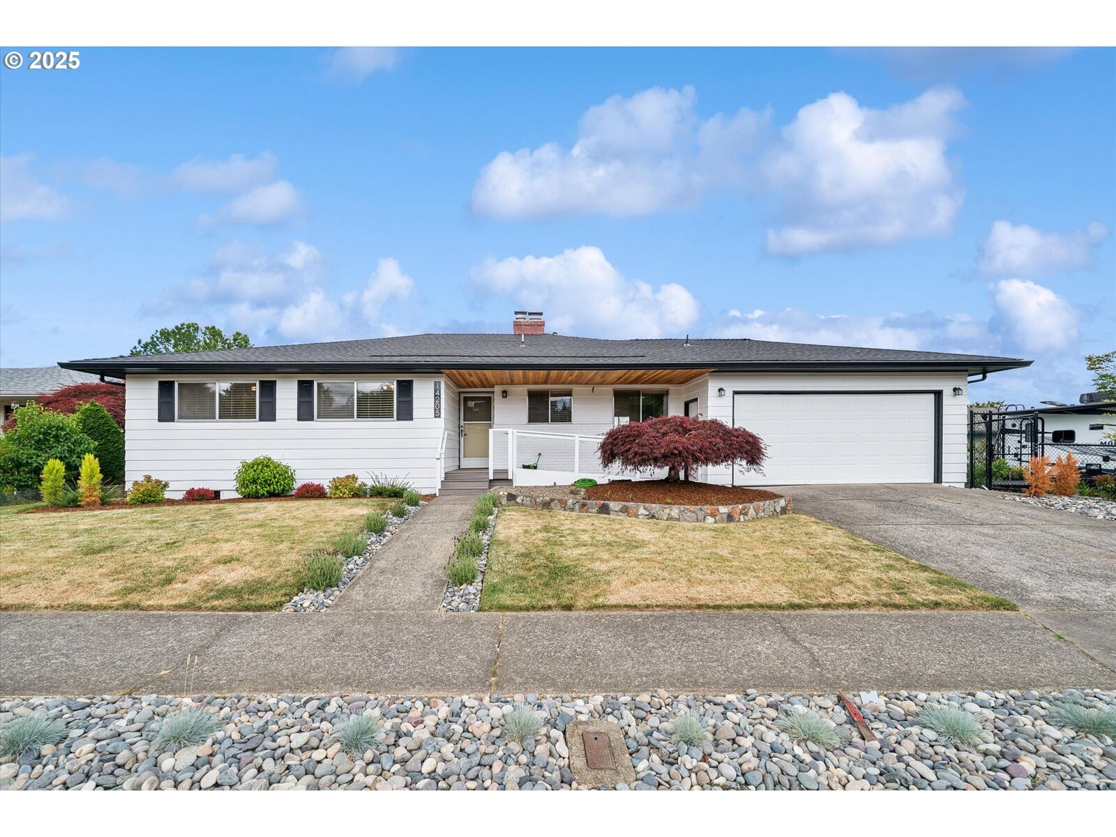 Property Photo: 14205 NE Fremont Ct OR 97230