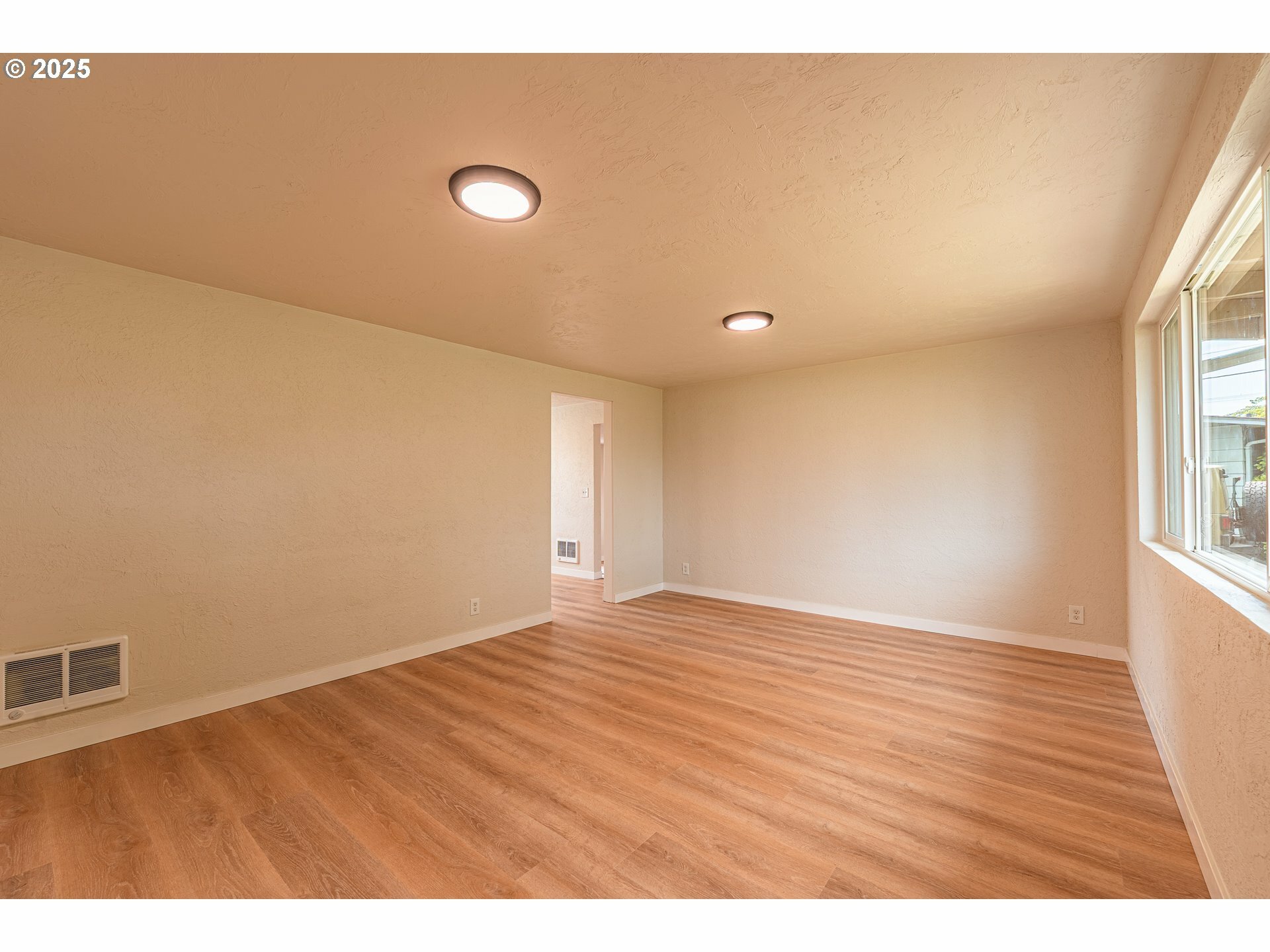 Property Photo: 823 20th St OR 97477