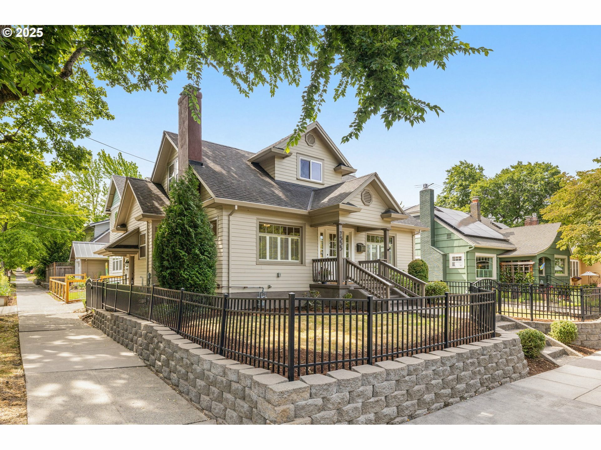 Property Photo: 7535 SE 20th Ave OR 97202