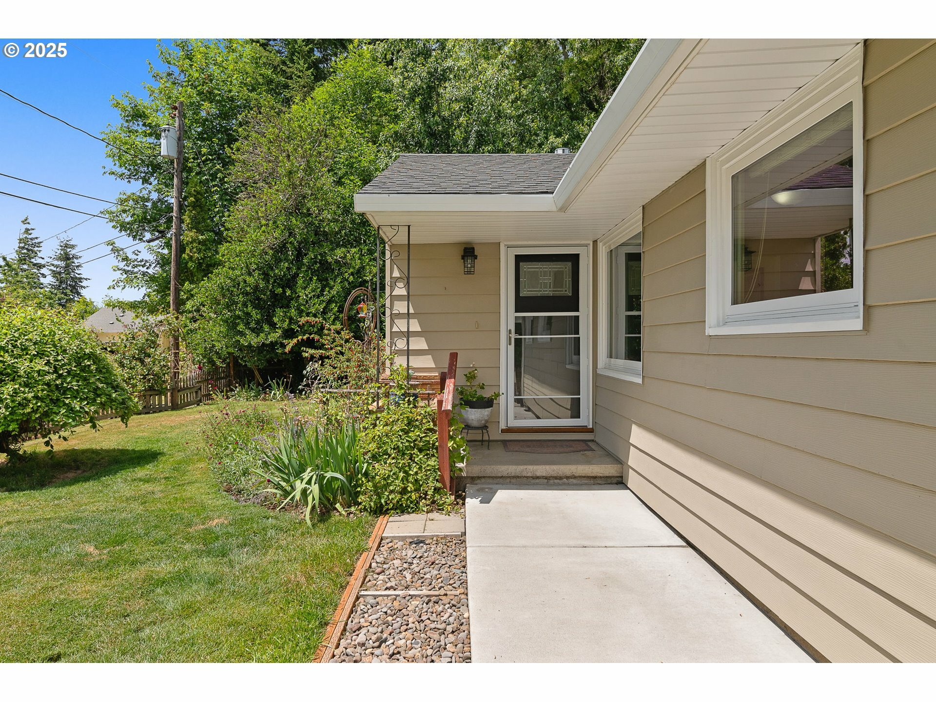 Property Photo:  4545 SW Poplar Ln  OR 97225 