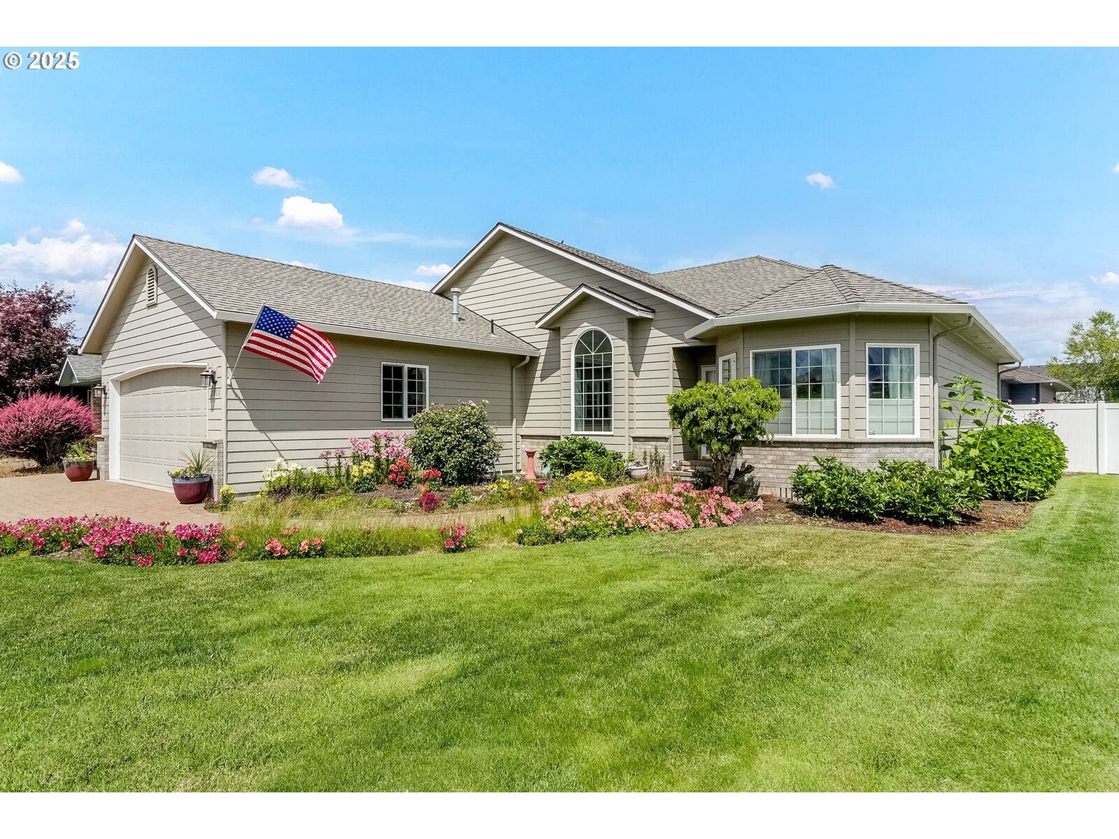 Property Photo: 2068 Cardinal Ave OR 97383