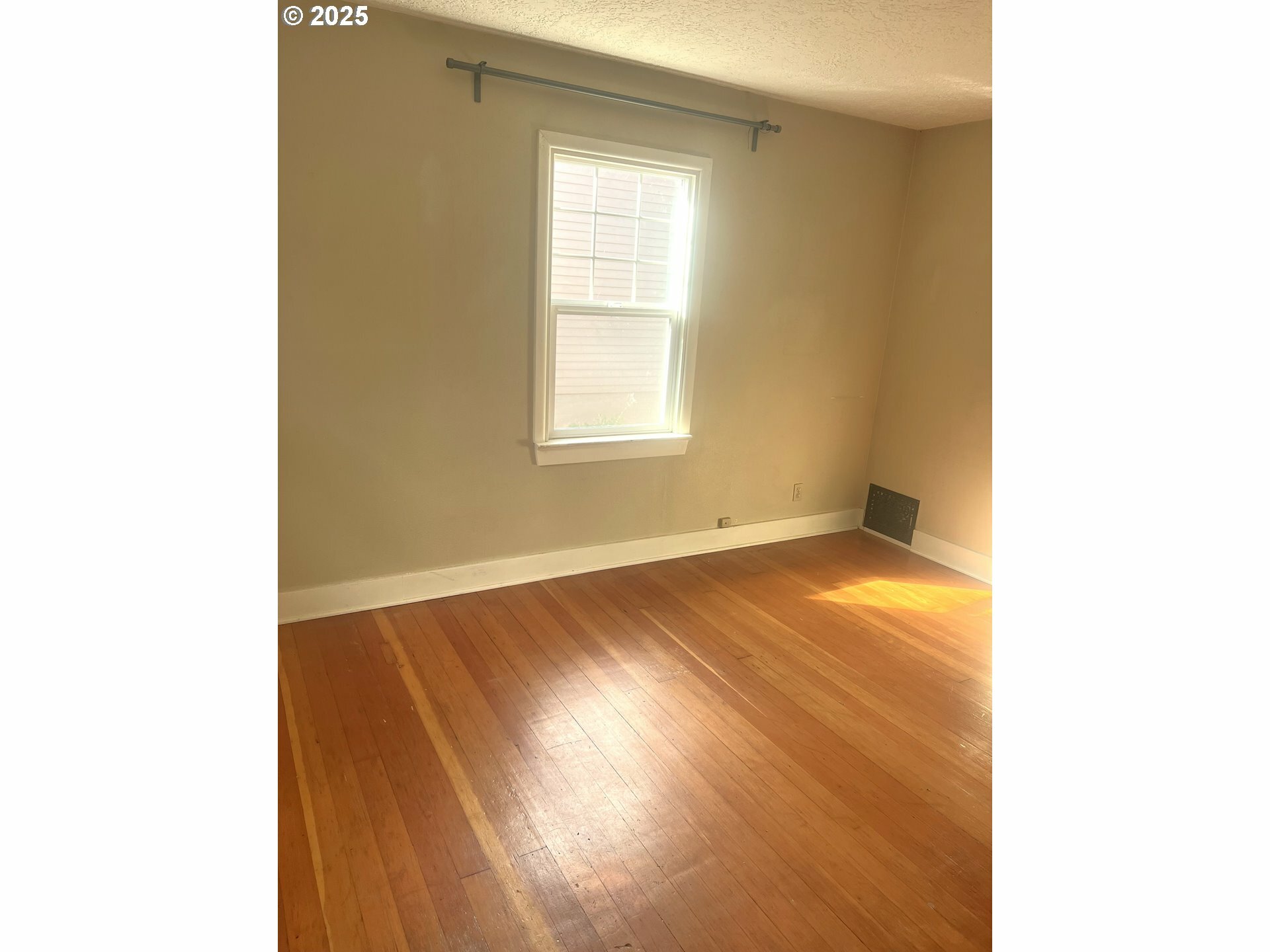 Property Photo: 6433 NE 35th Ave OR 97211