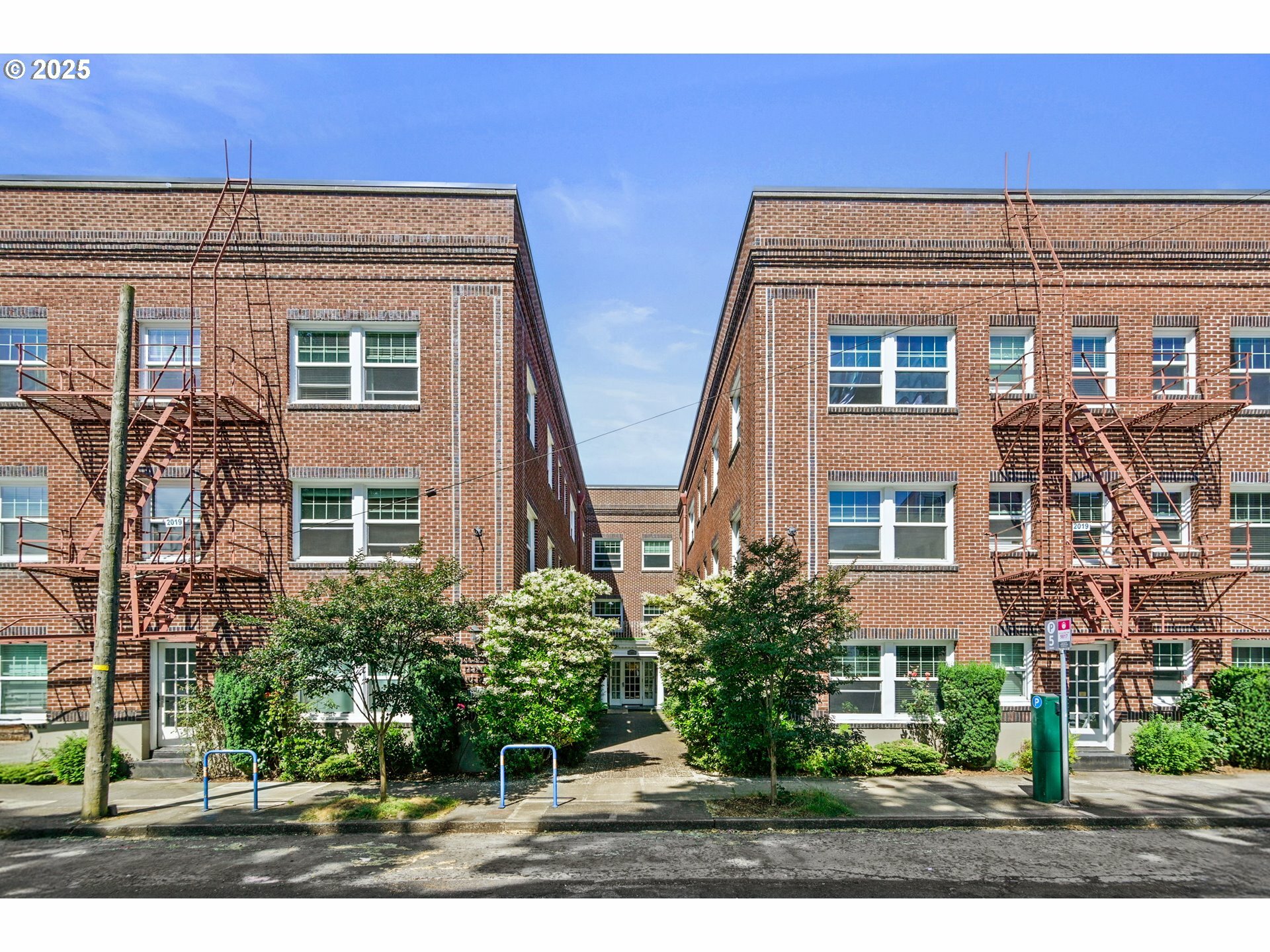 Property Photo: 1509 NE 10th Ave 105 OR 97232