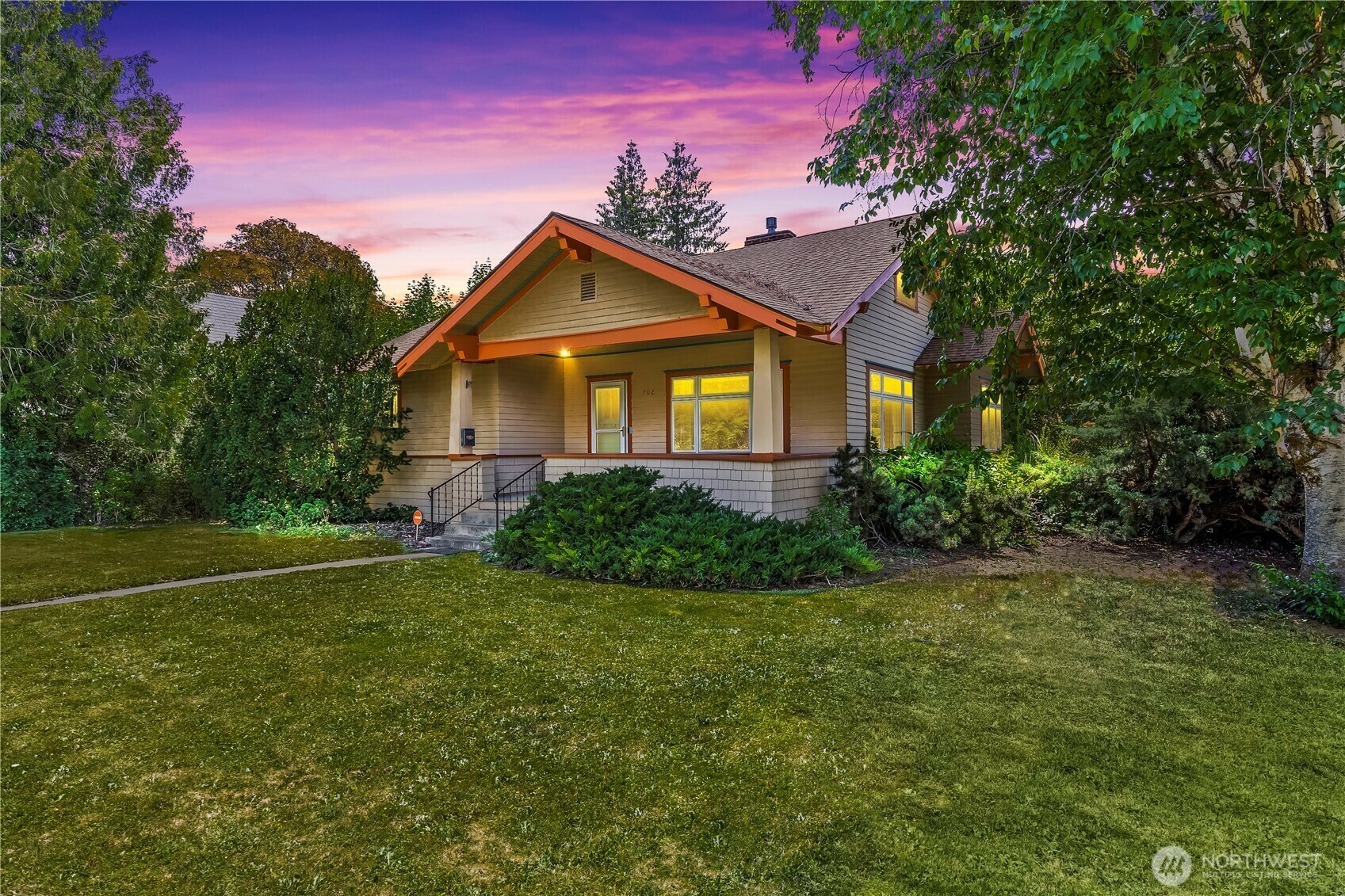 Property Photo: 702 E 2nd Avenue WA 98926