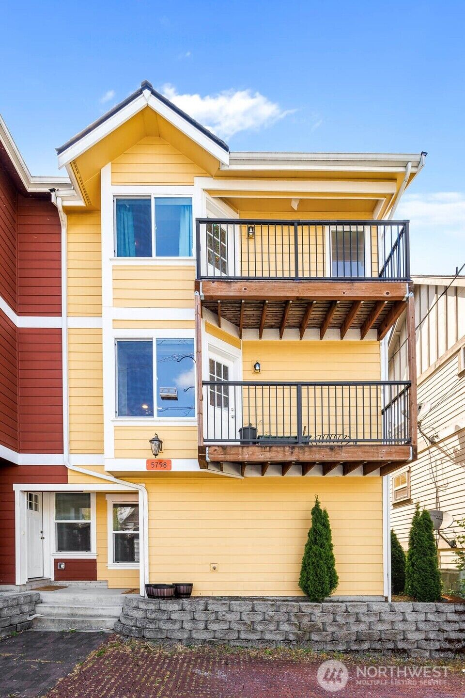 Property Photo:  5798  Roosevelt Way NE  WA 98105 