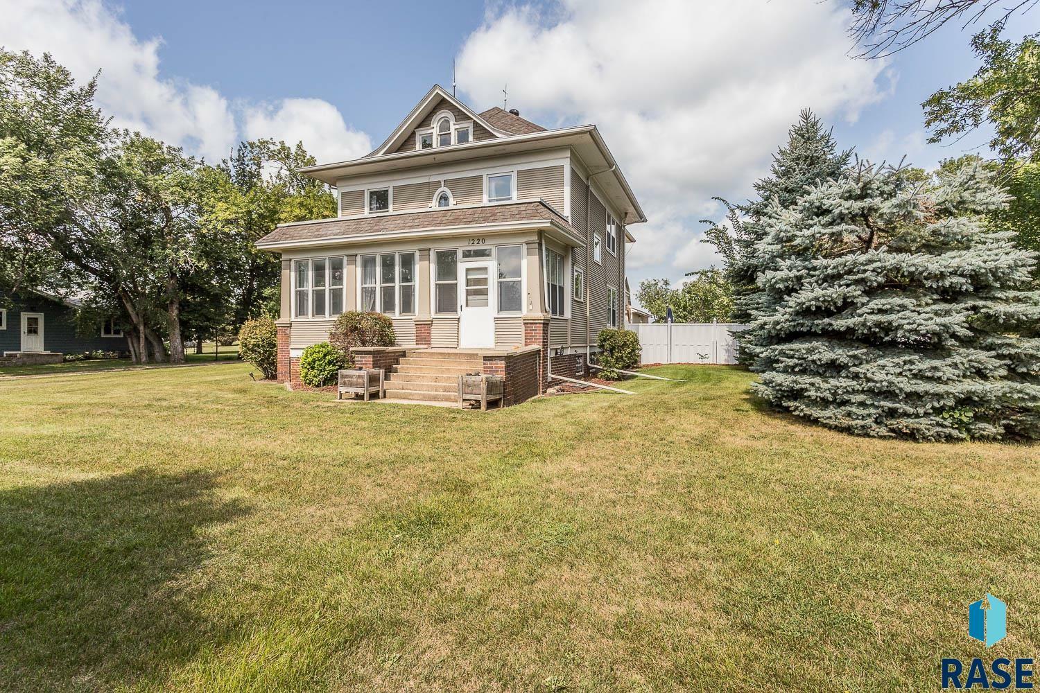 Property Photo: 1220 NE 3rd St SD 57042