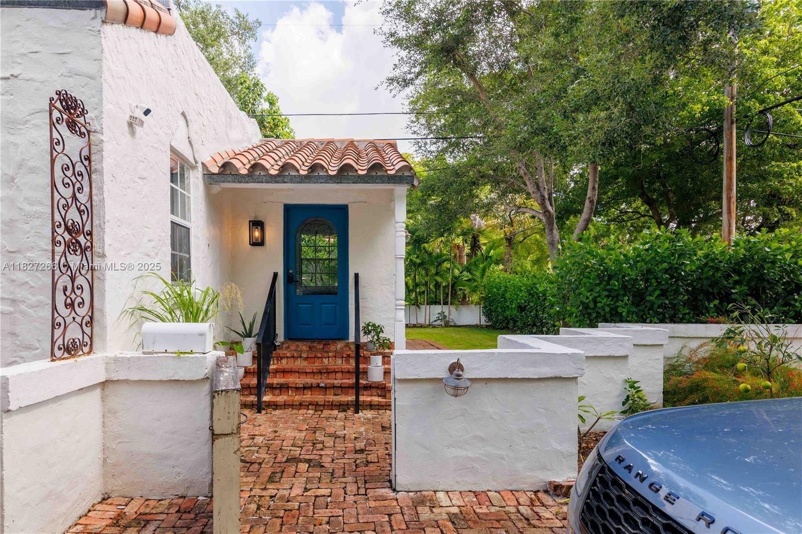 Property Photo: 1210 Genoa St FL 33134