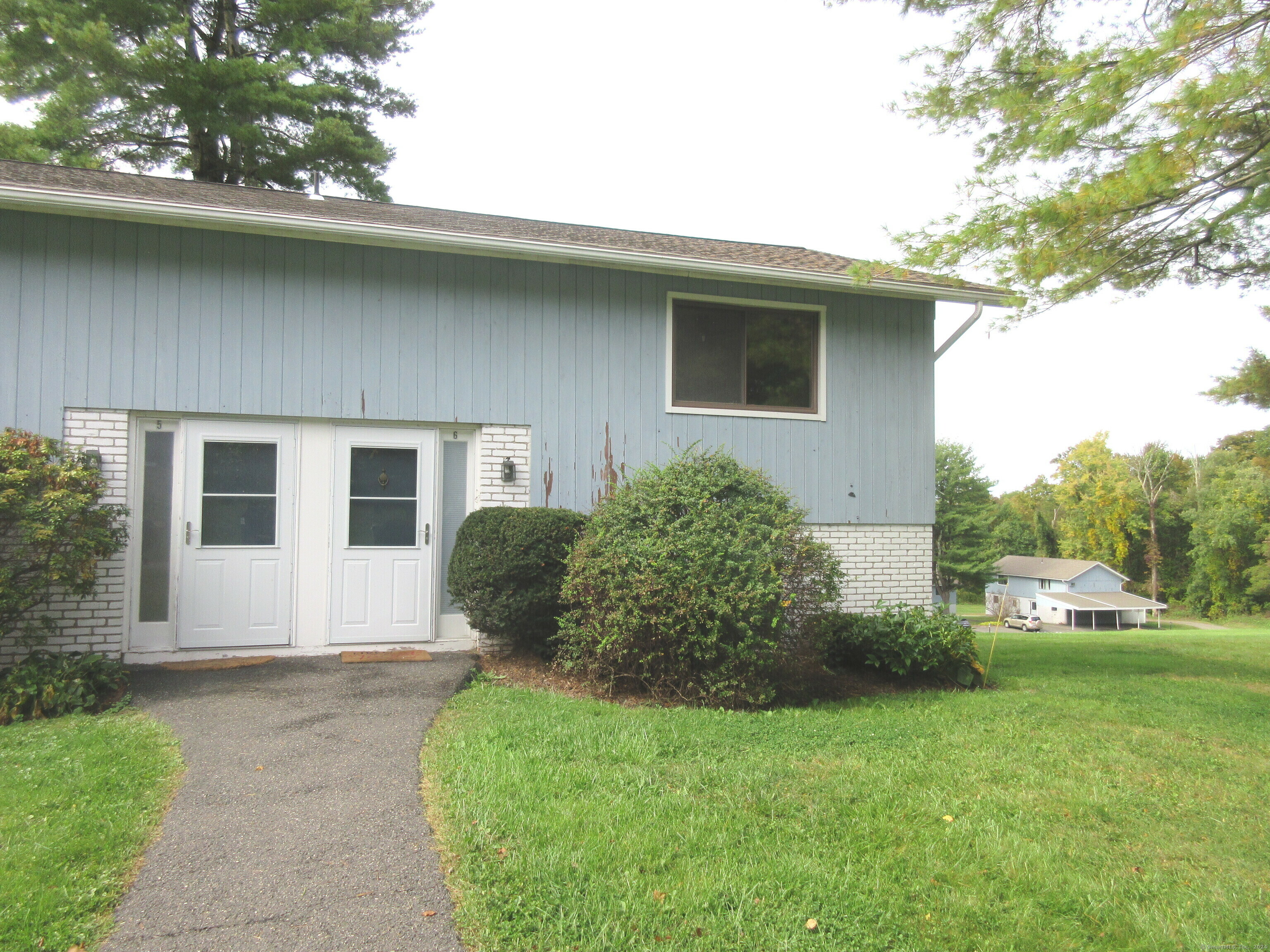 Property Photo: 6 Cedarbrook Townhouse 6 CT 06804