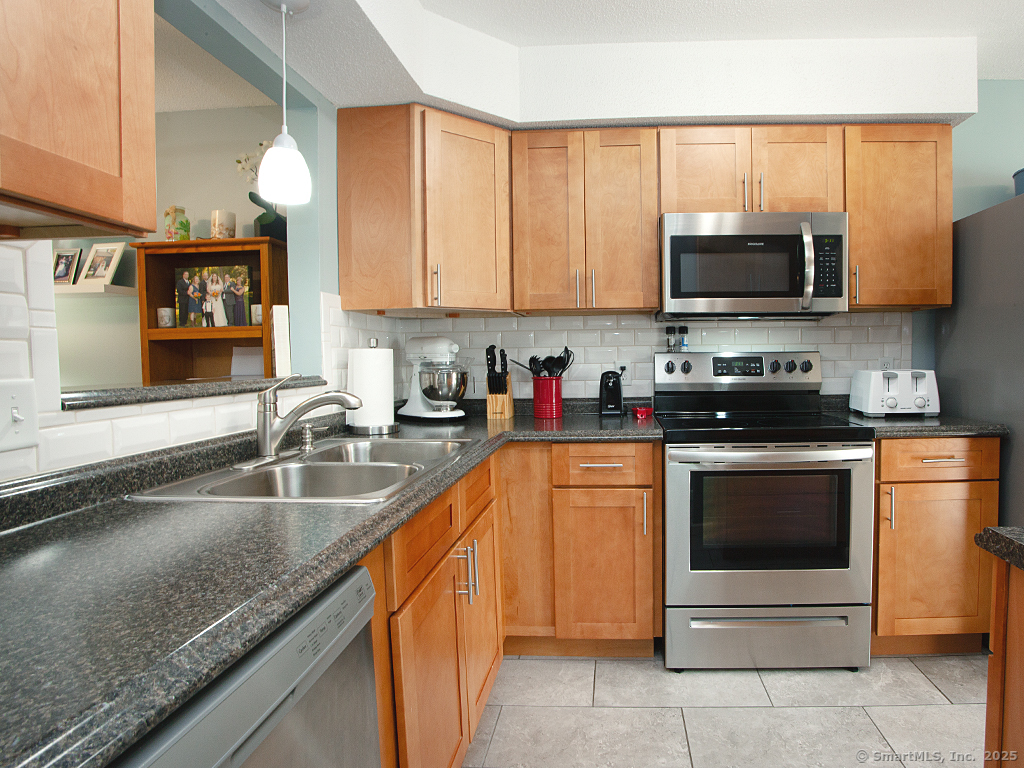 Property Photo: 32 Knoll Lane 32 CT 06089