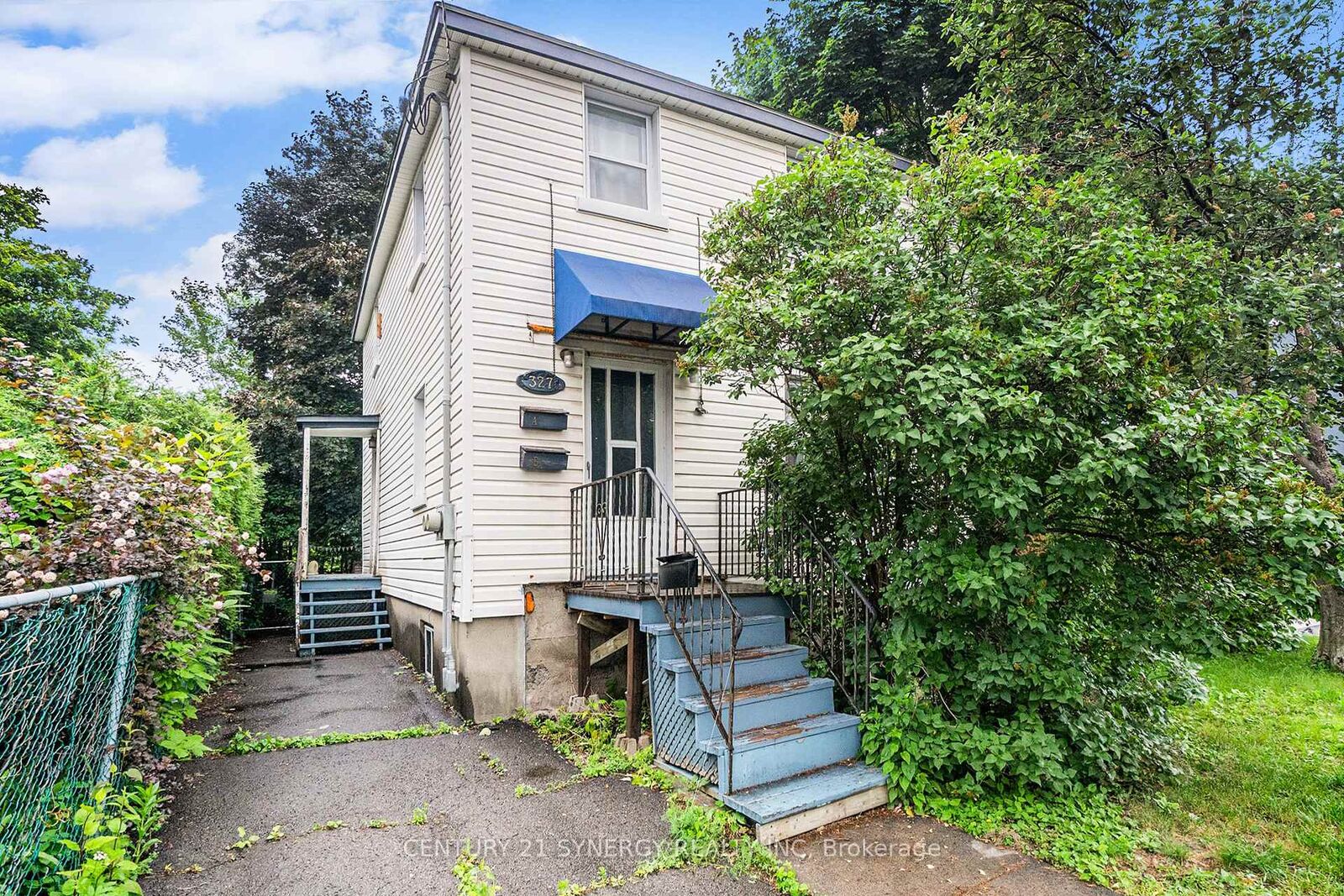 Property Photo: 327 Richelieu Avenue ON K1L 6J8