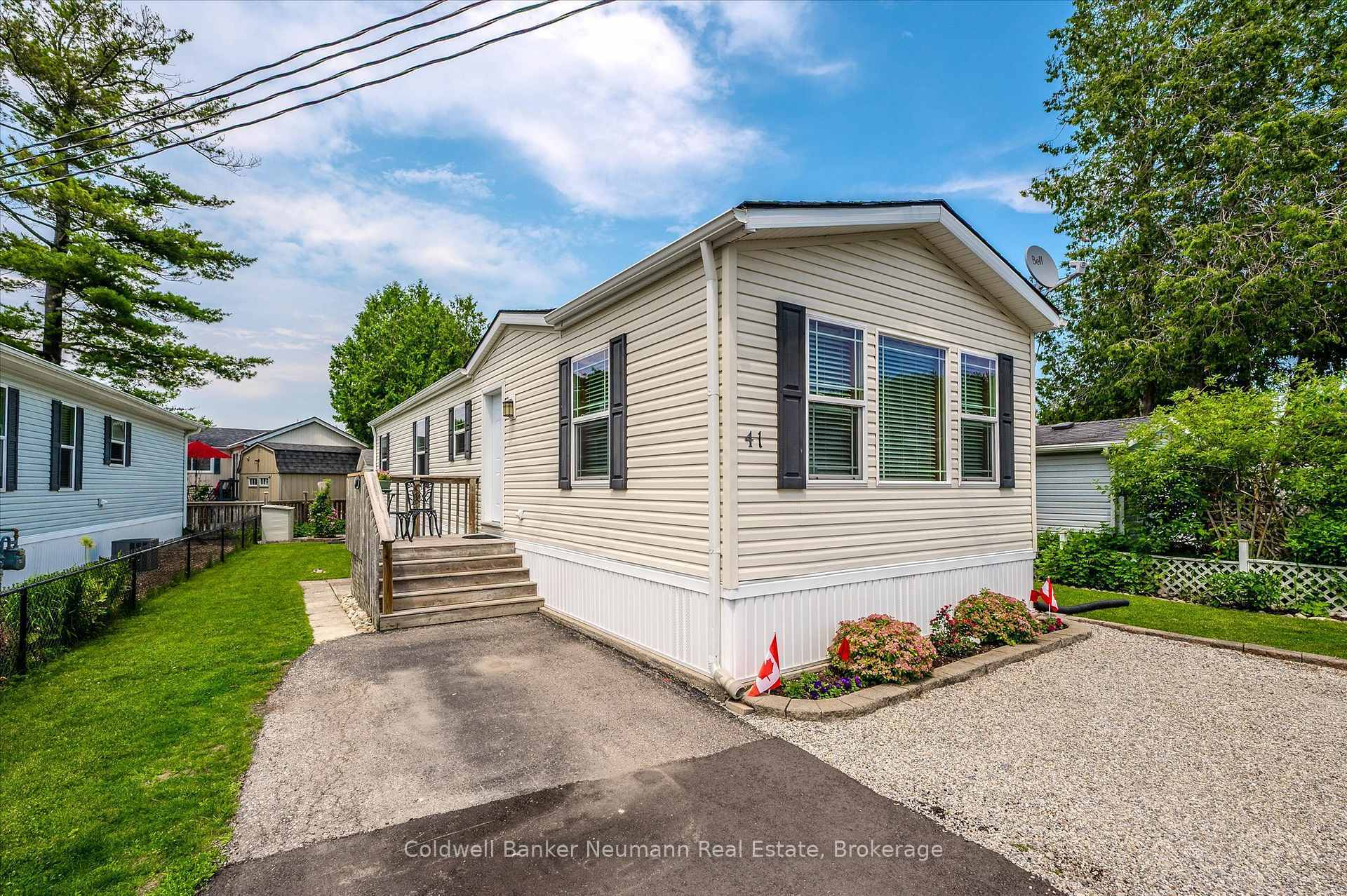 Property Photo:  41 Cedarbush Crescent  ON N0B 2J0 