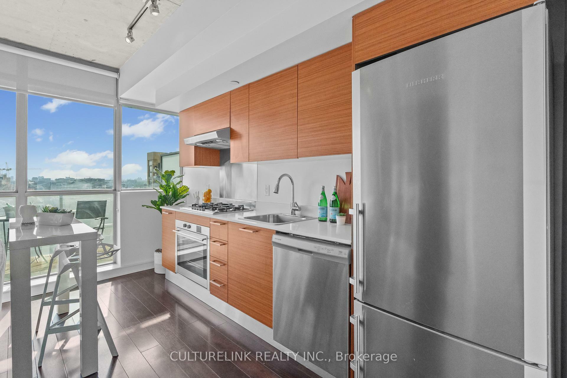 Property Photo: 375 King Street W 1901 ON M5V 1K5