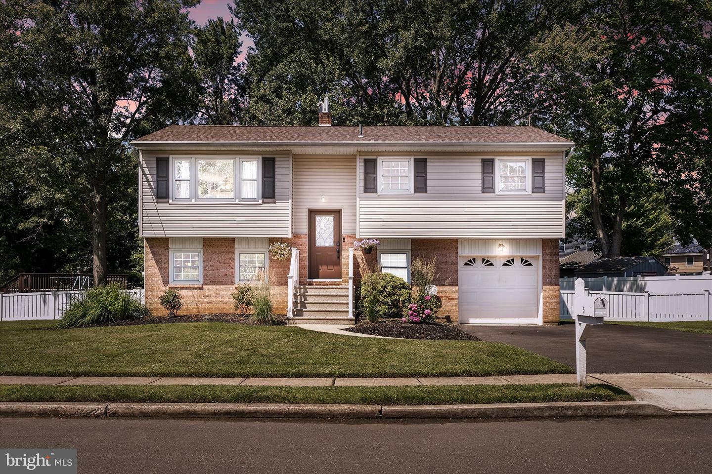 Property Photo:  5 Wisteria La  NJ 08690 