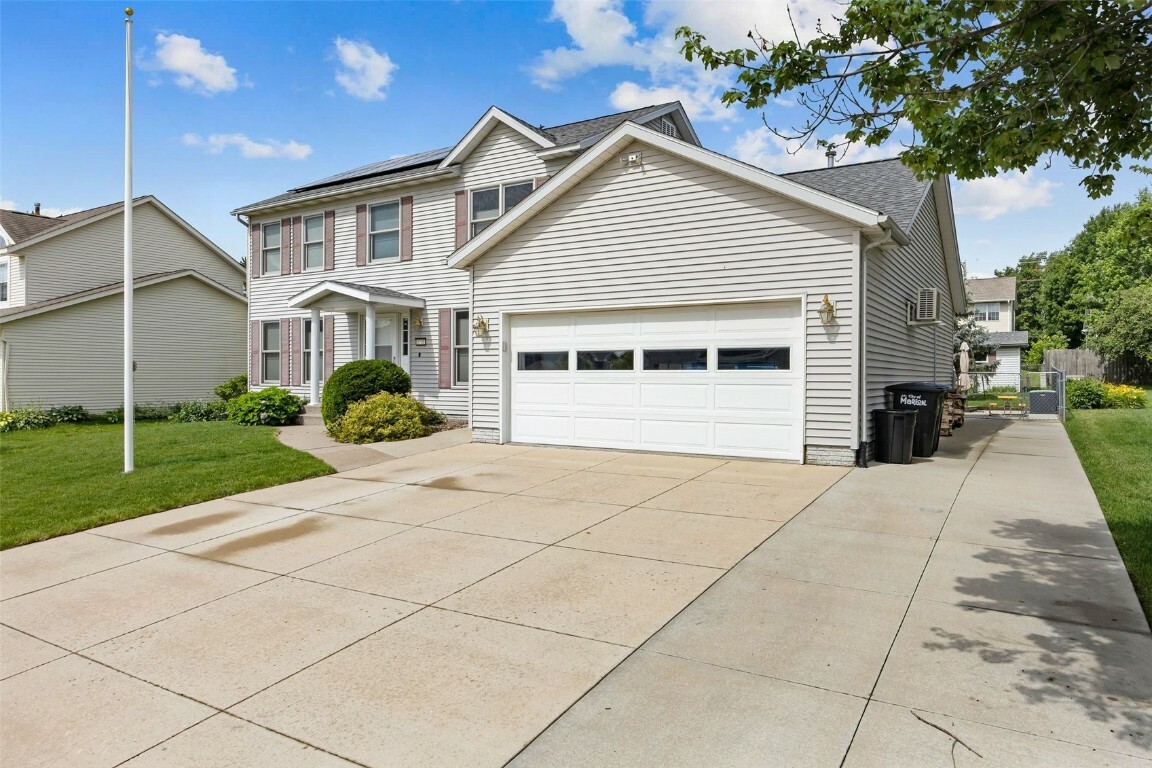 Property Photo: 1720 Charleston Dr IA 52302