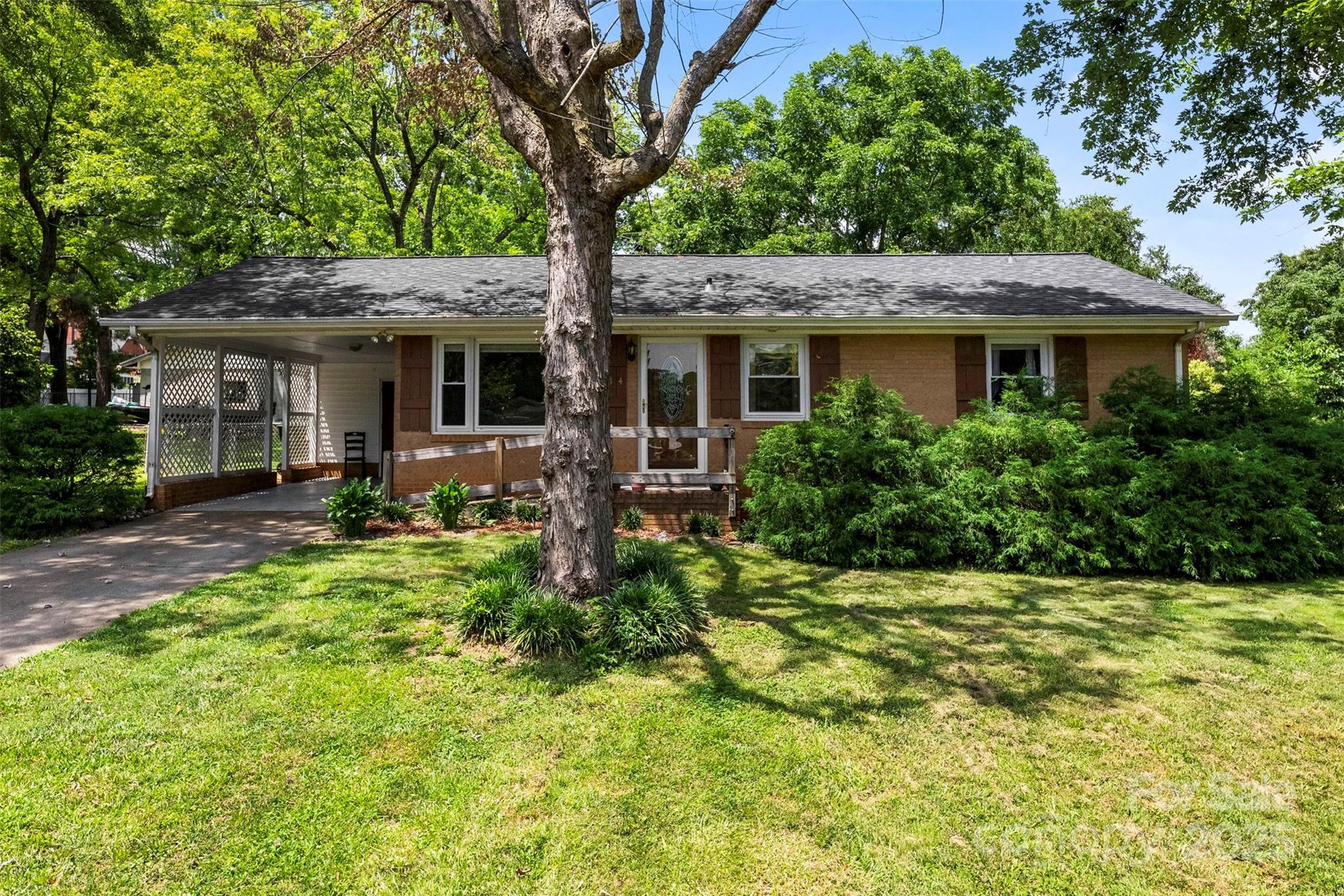 Property Photo: 814 W Gold Street NC 28086