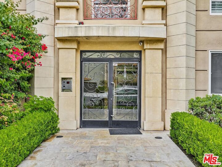 Property Photo:  320 S Willaman Dr  CA 90048 