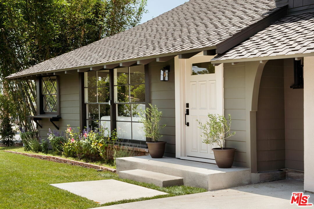 Property Photo:  7401 Costello Ave  CA 91405 