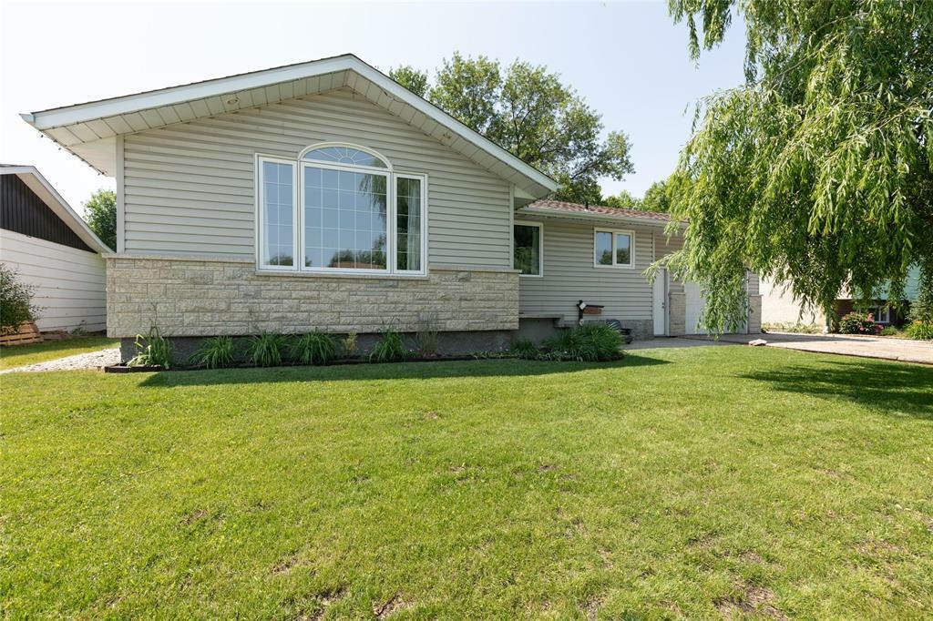 Property Photo: 11 Roselawn Bay MB R0A 1E0