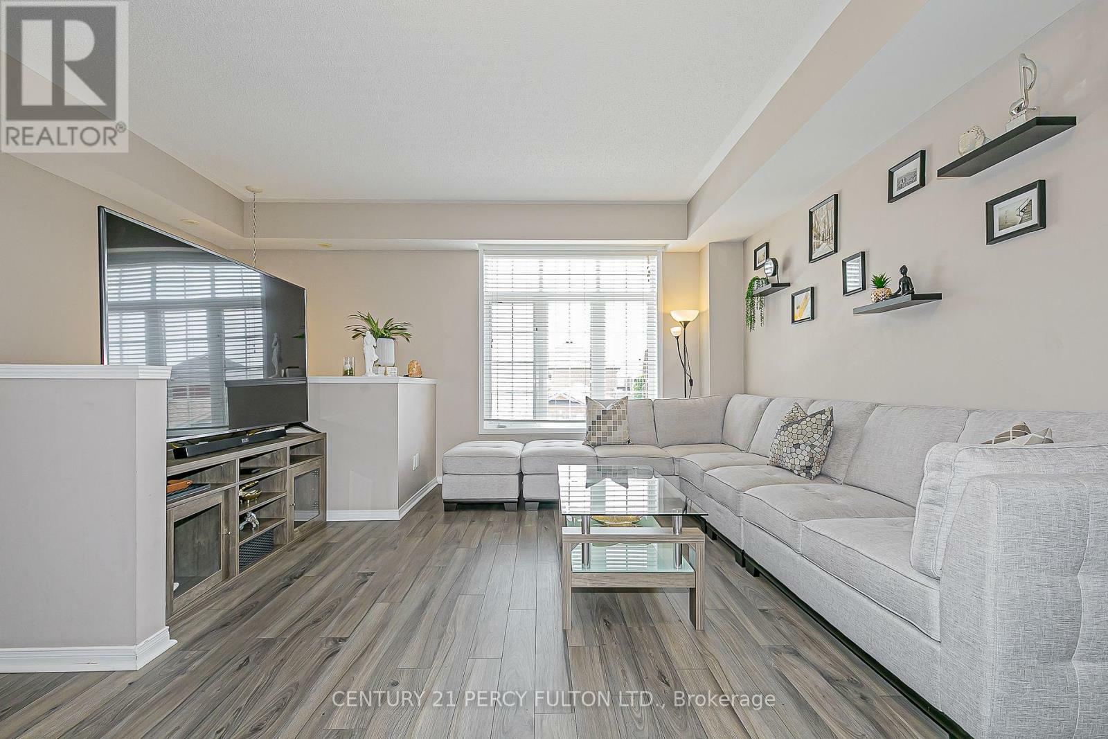 Property Photo: 38 Greensborough Villag Circle 21 ON L6E 0C7