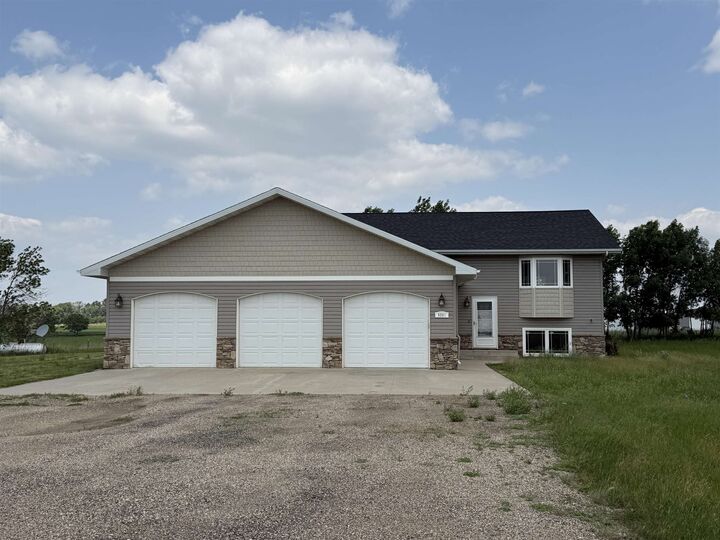 9351 SE 11th Ave  Minot ND 58701 photo