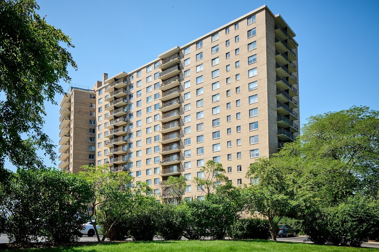 Property Photo: 7033 N Kedzie Avenue 1706 IL 60645