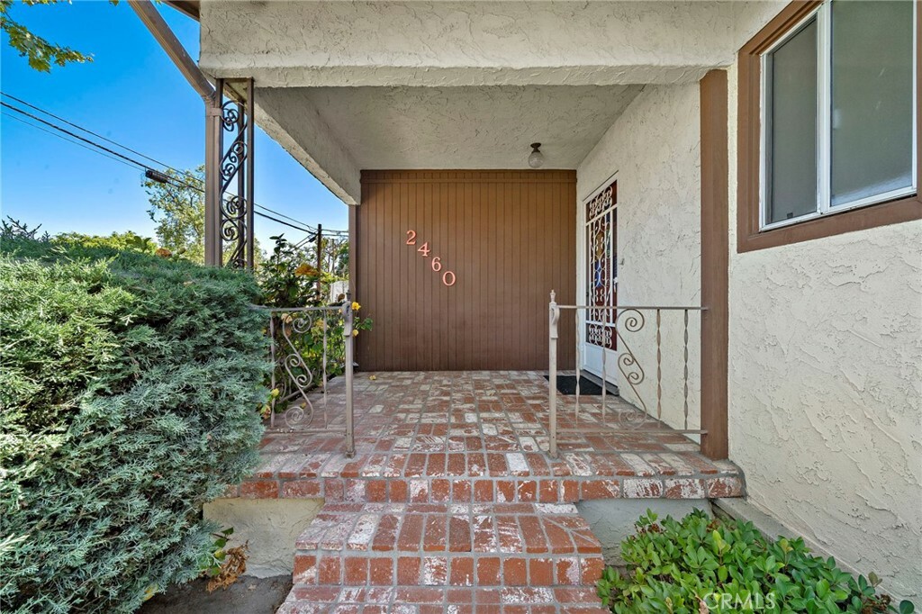 Property Photo:  2460 Vuelta Grande Avenue  CA 90815 
