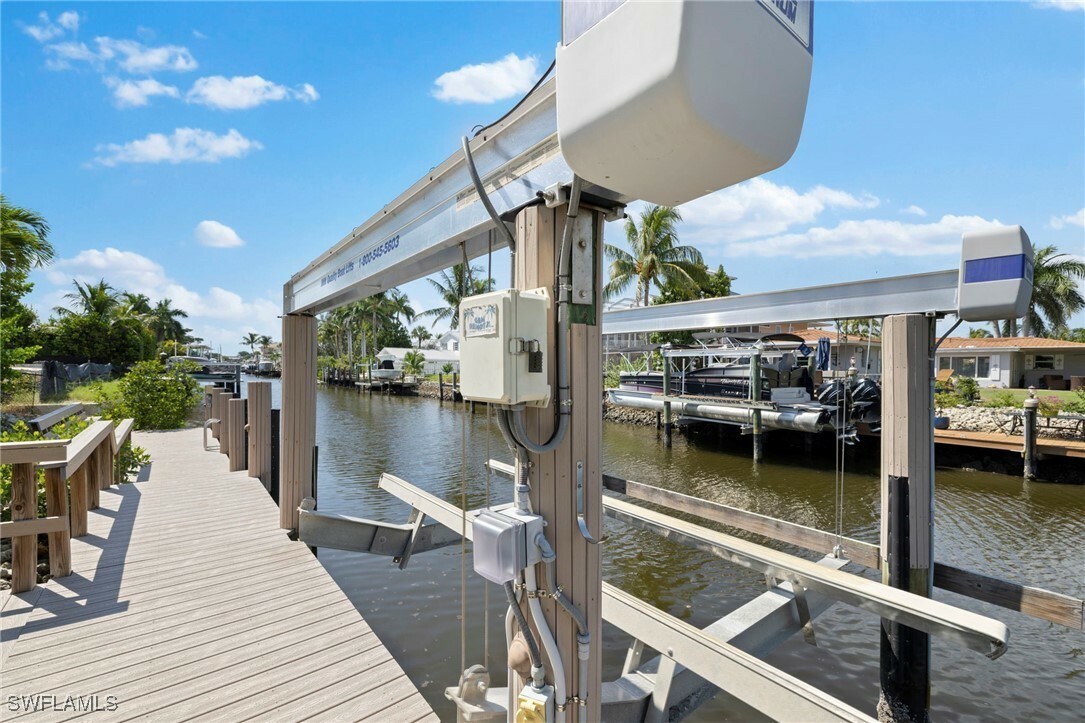Property Photo:  1521 Pelican Avenue  FL 34102 