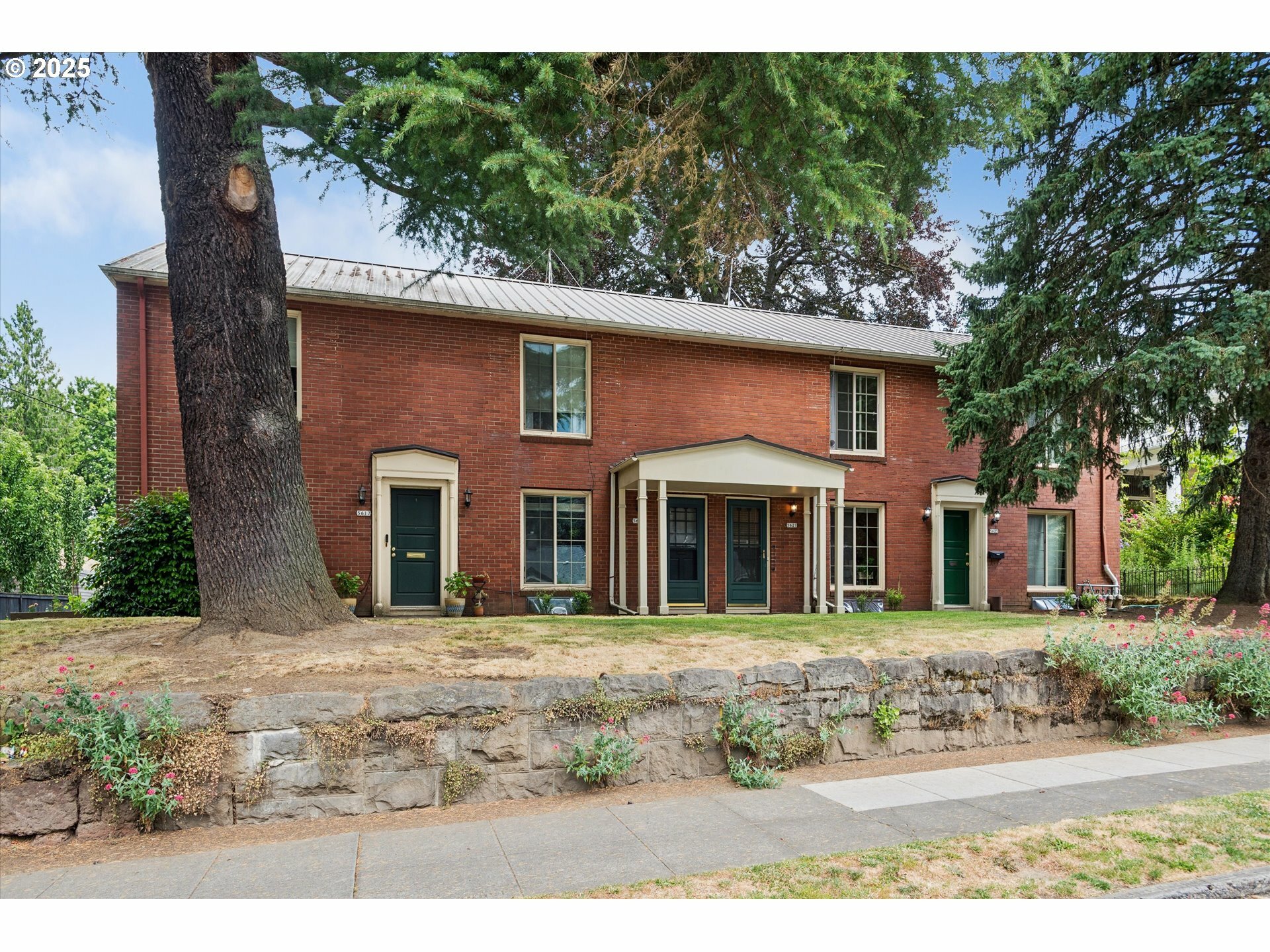 Property Photo:  5617 SE Belmont St  OR 97215 