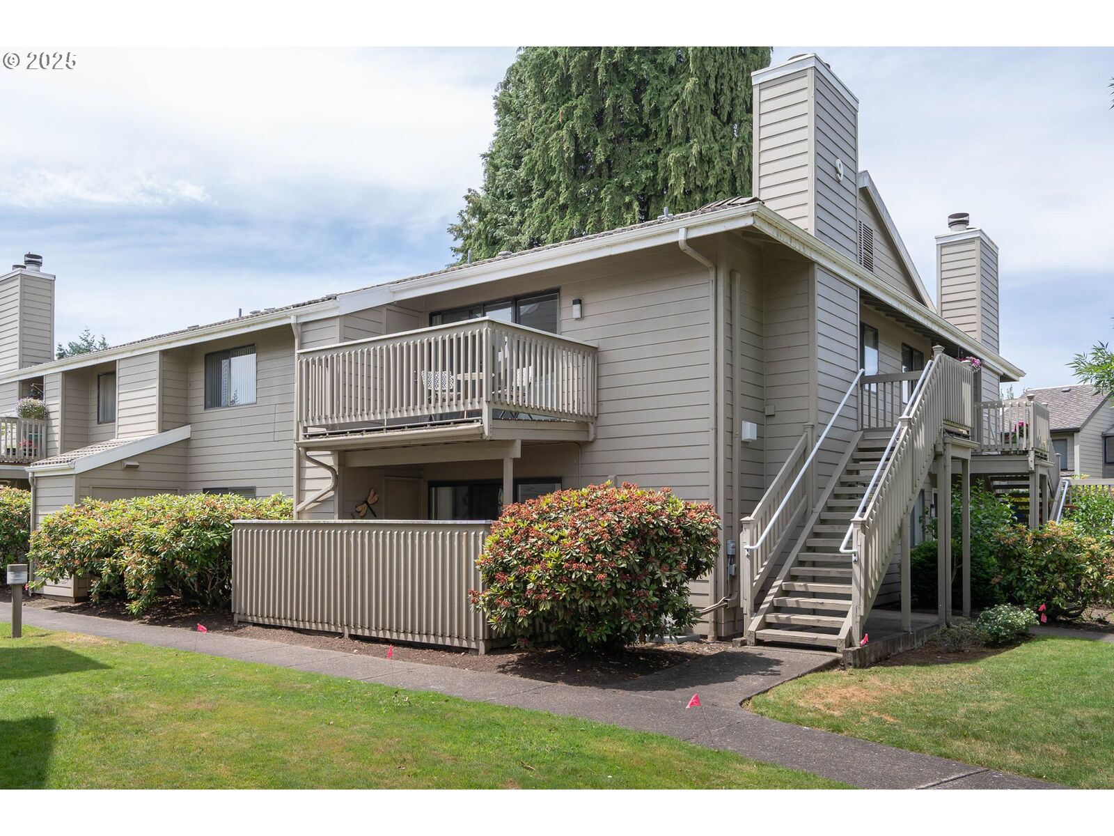 Property Photo: 2024 Lake Isle Dr 2024 OR 97401