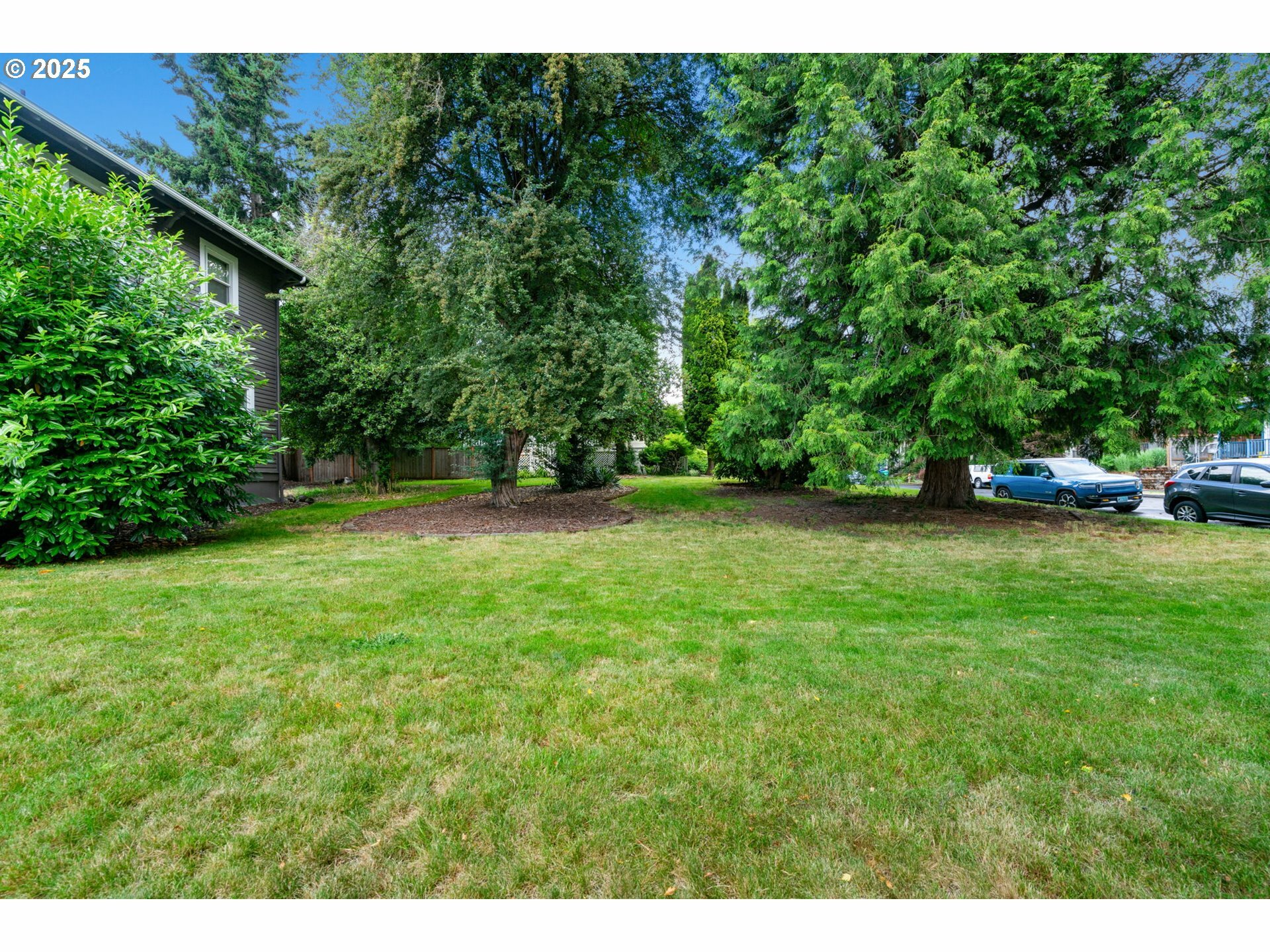 Property Photo:  1115 1117 N Beech St  OR 97227 