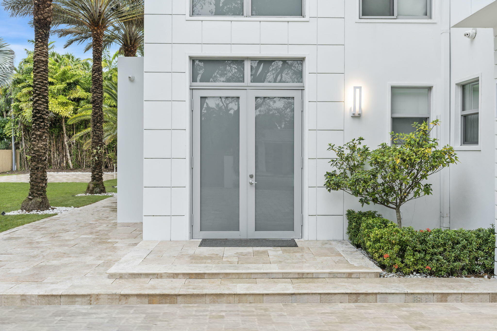 Property Photo: 3917 S Le Jeune Road FL 33146