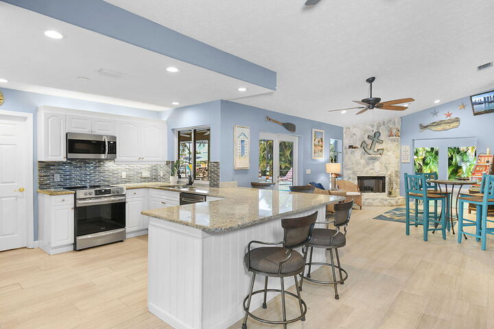 Property Photo: 702 SE Adams Court FL 34984