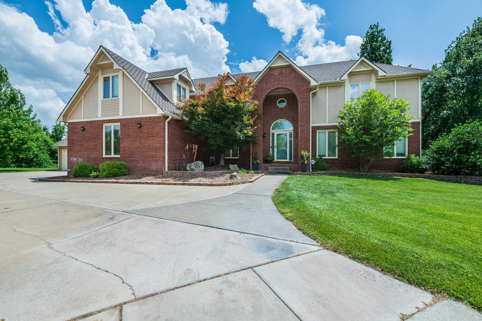 Property Photo: 1102 N Prescott Cir KS 67212