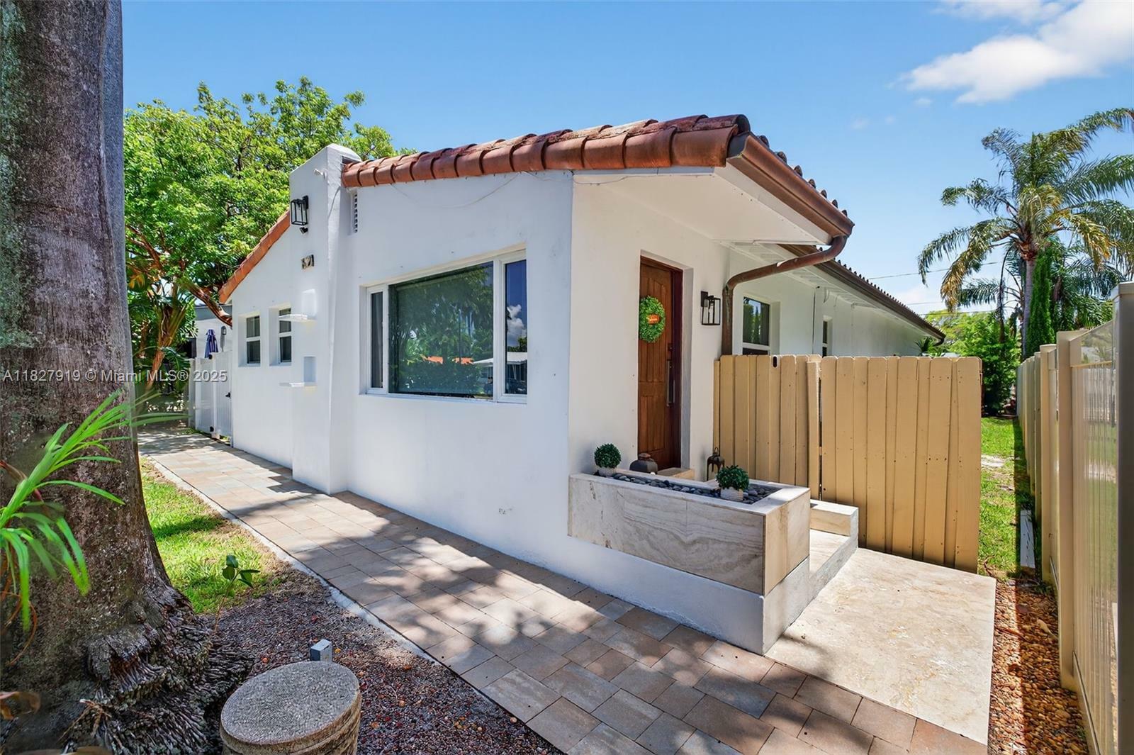 Property Photo: 1622 Mayo St FL 33020